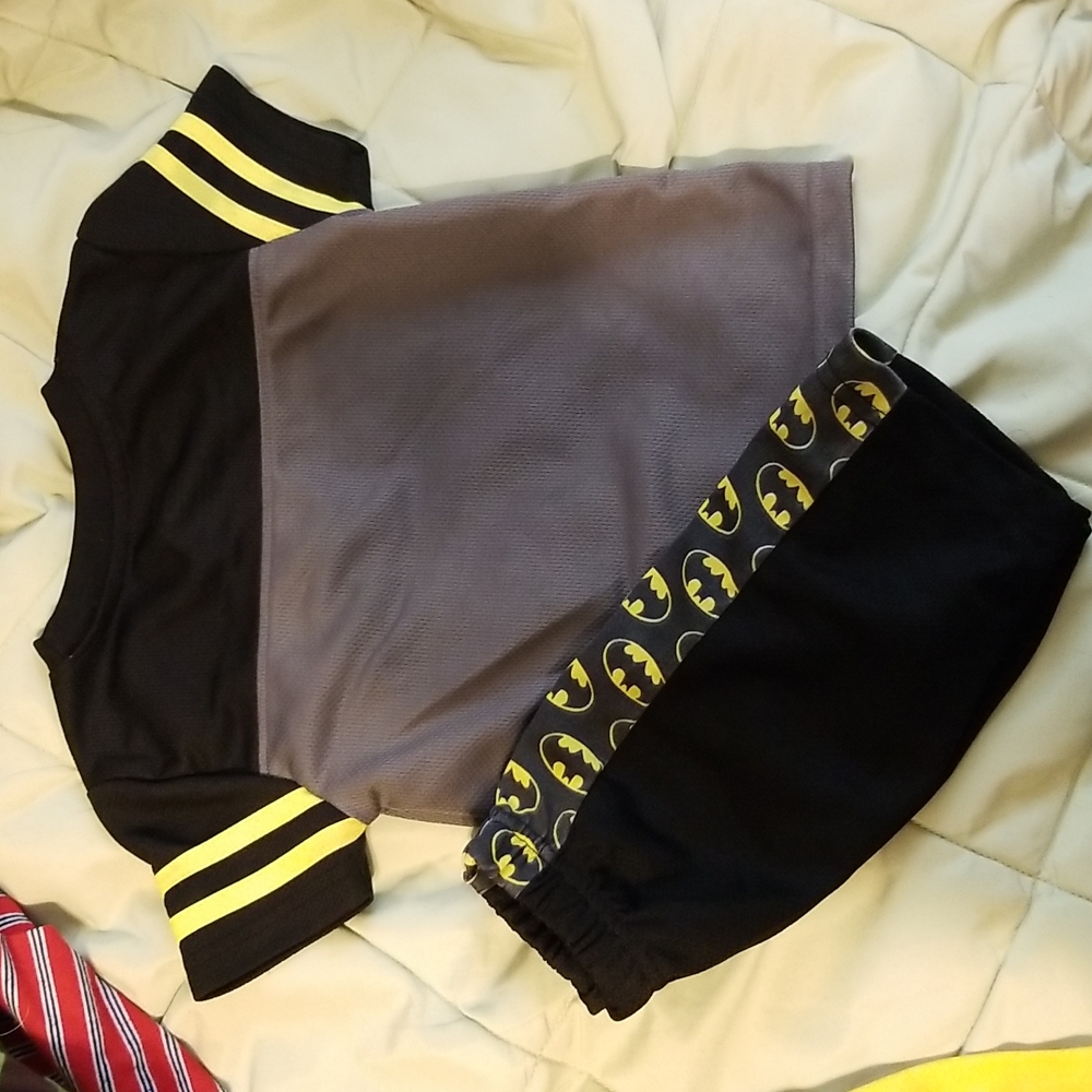 Boys 24m/2T 2 Batman outfits, and 1 superman outfit - Picture 8 of 16
